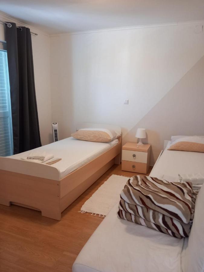 Apartmán Apartman Nika Ražanac Exteriér fotografie